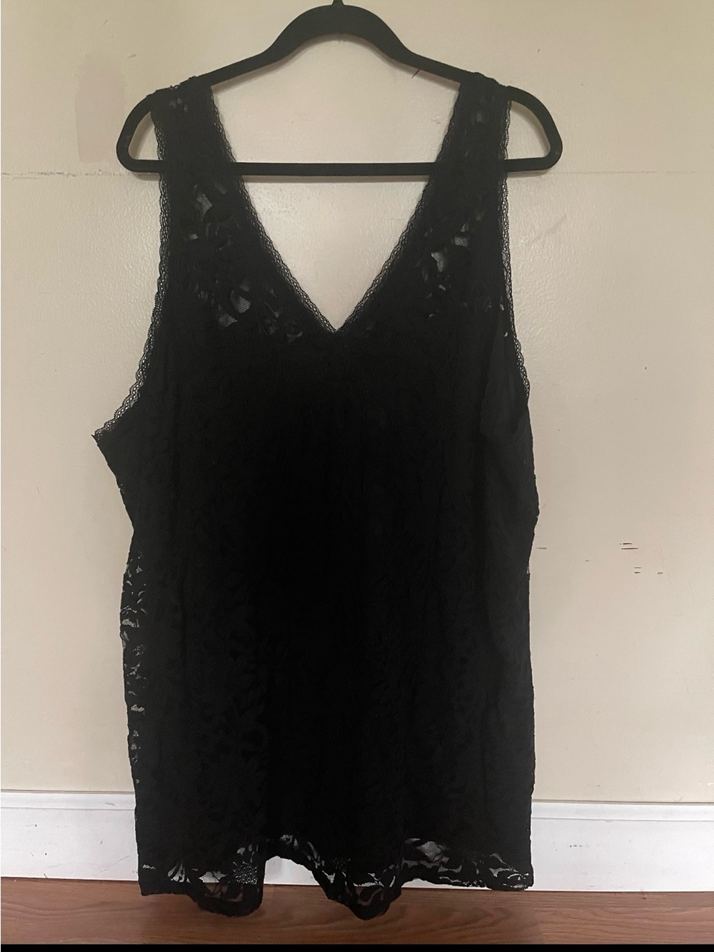 Torrid black Sz 5, 28 stretch lace V-neck tank